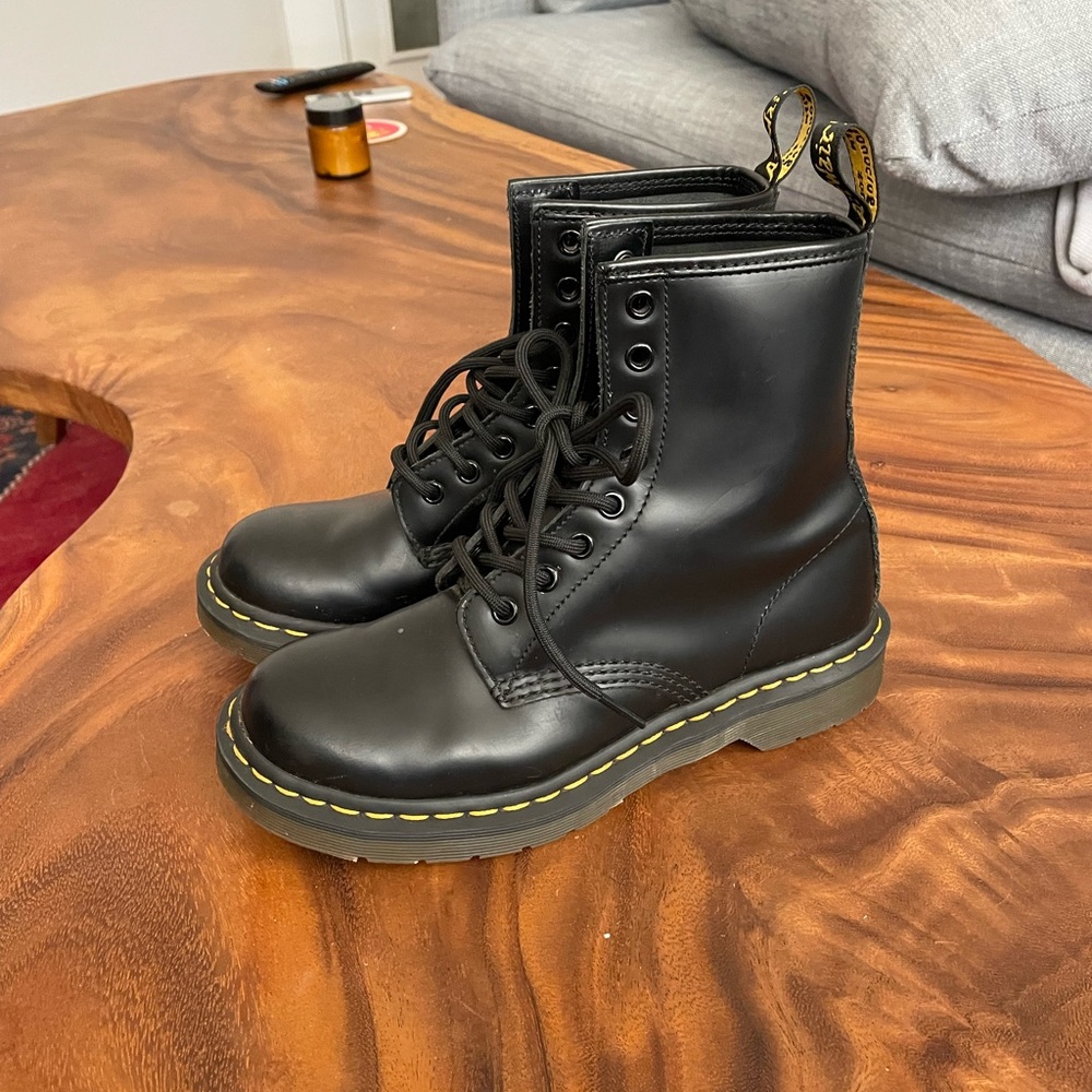 Womens Dr. Martens size 7 (EU 38) barely worn! 1460 W